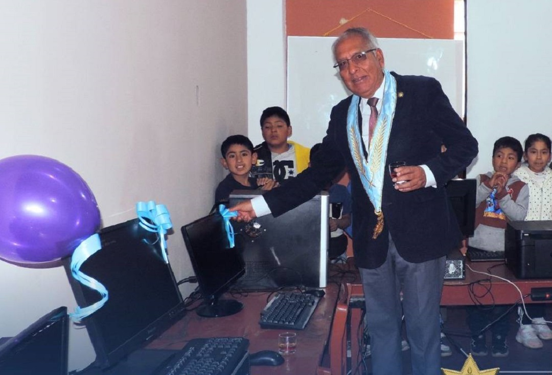 Edmundo Natividad Decano del Ilustre Colegio de Abogados de Ancash fue el padrino de los equipos de cómputa de Cima School