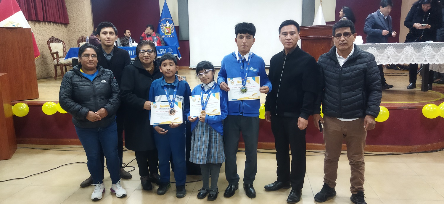 Alumnos ganadores, docentes y los padres de familia estuvieron presentes para sacar en algo a Cima School